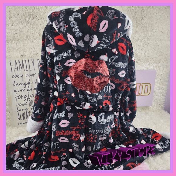 NWT { Em & Elfie } Sherpa Hoodie Robe Sequin Lips One Size NWT - Picture 1 of 6
